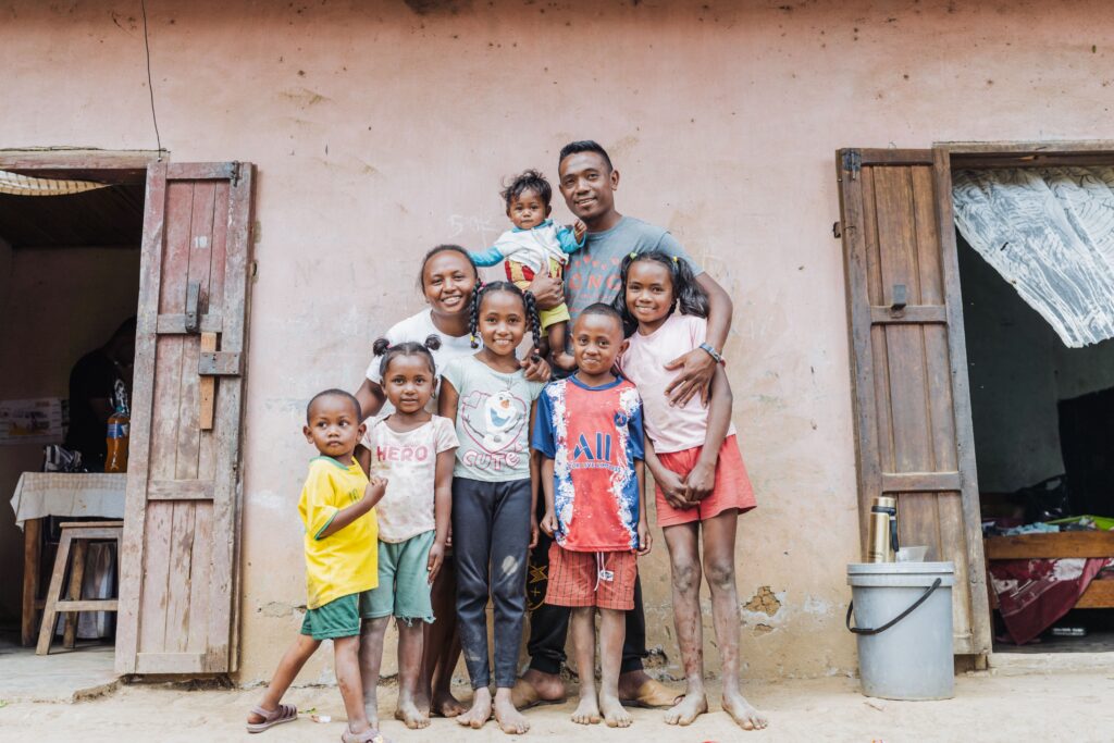 Annica celebrando com sua família após a cirurgia, agora podendo cuidar de si mesma e realizando atividades diárias com facilidade.